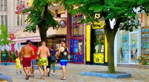 Moda masculină la Piteşti, pe timp de caniculă