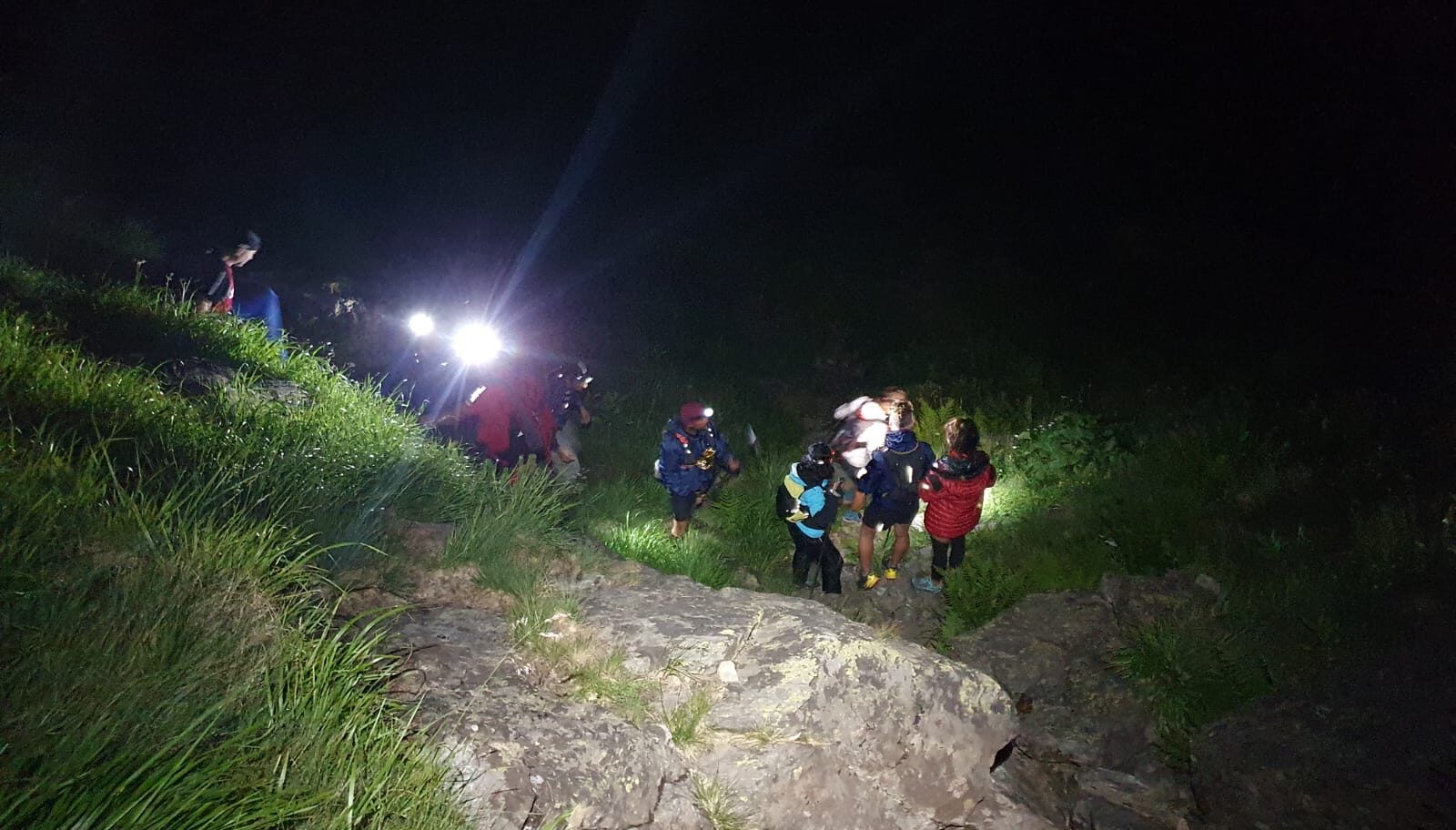 Video – 12 tineri s-au rătăcit noaptea trecută pe munte în Argeș