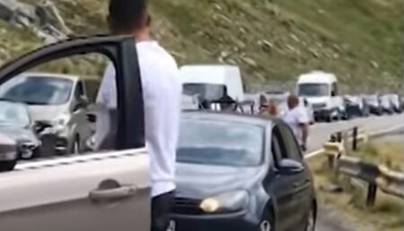 Video: Bătaie între şoferi pe Transfăgărăşan