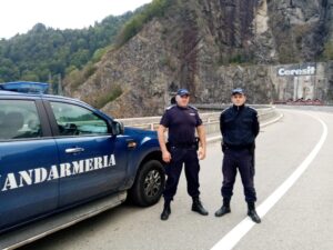 Argeș: Bărbat salvat de jandarmi, după ce a anunțat prin SMS că se sinucide