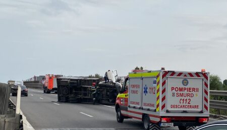 Video – ACUM! Camion răsturnat pe A1, la intrare în Pitești