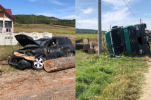 Video – Mașină făcută praf după ce un camion încărcat cu lemne s-a răsturnat