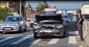 Video – Accident la Mărăcineni. Două BMW-uri s-au ciocnit în fața benzinăriei Rompetrol