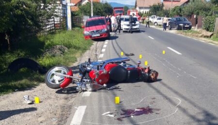 Argeș: Motociclist rănit, după impactul cu o mașină