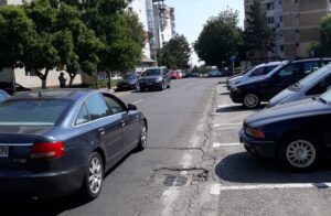 Lucrări de asfaltare, la noapte, pe o stradă din Piteşti
