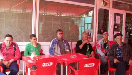 Argeș: Doi consăteni aflați oficial în carantină au fost găsiți la cârciumă