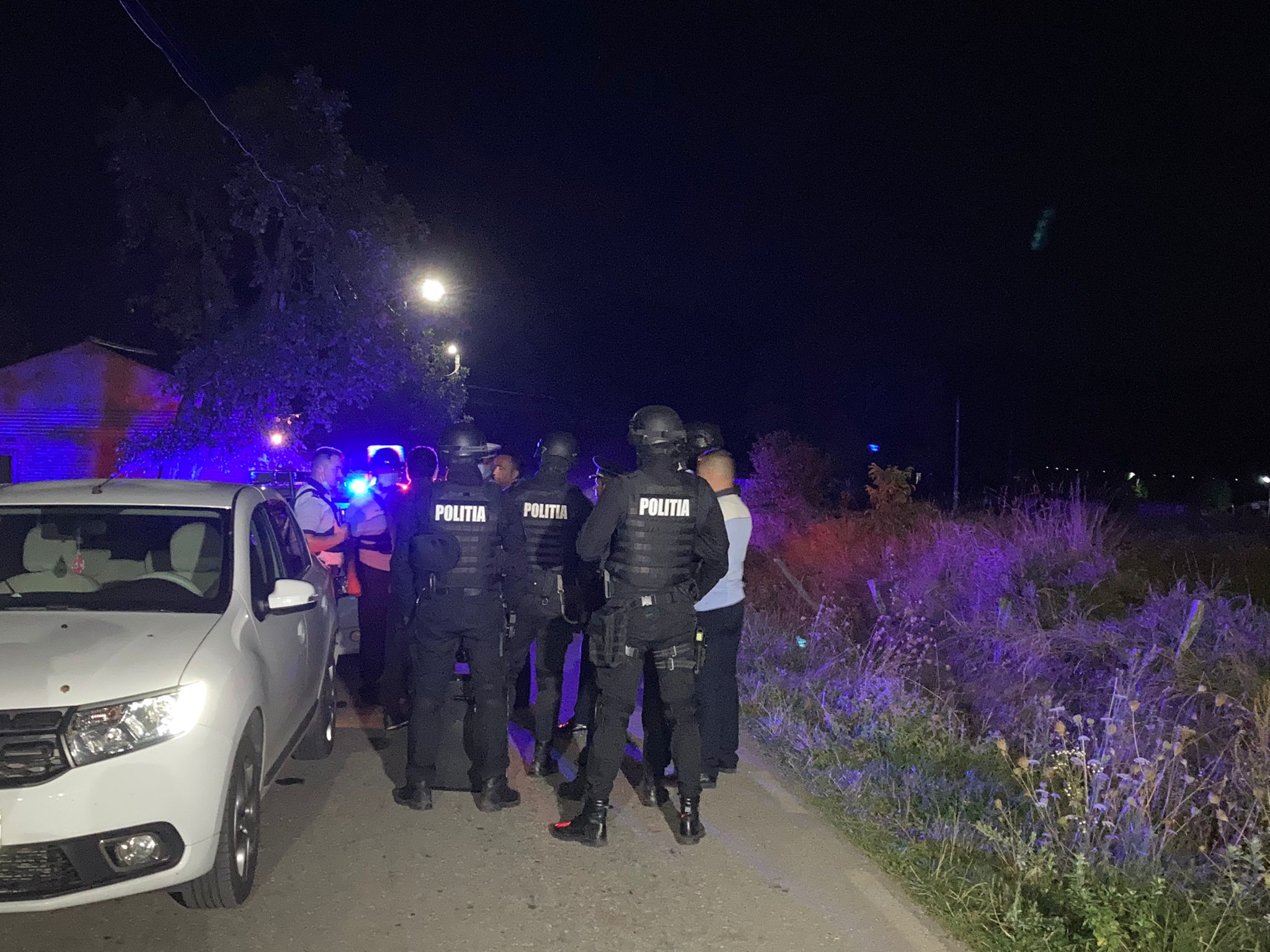 Video/Update: Bătaie ca-n filme într-o localitate din Argeş. Poliţiştii au „burduşit” secţia cu protagoniştii
