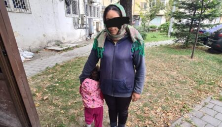 La cerșit cu un copil de 3 ani, pe străzile din Pitești