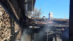 Video – Incendiu în Argeș. Două case au fost cuprinse de flăcări