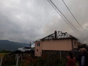 Video – Incendiu puternic în Argeș. O casă și mai multe anexe, cuprinse de flăcări
