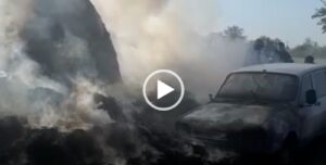 Video: Foc pus intenţionat într-o comună din Argeş. O maşină s-a făcut scrum