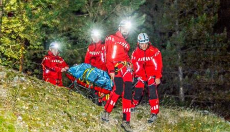 Turistă rănită pe munte, noaptea, salvată de salvamontiștii argeșeni