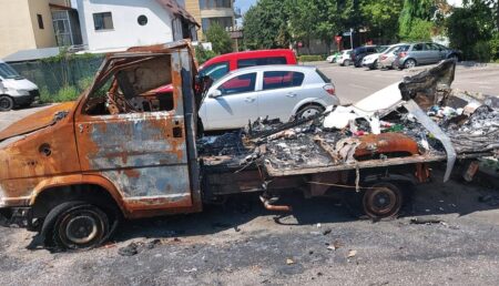 Pitești: Mașină abandonată, ruginită și incendiată, ridicată de pe domeniul public
