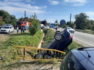 Video – Accident în Argeș. Mașină răsturnată, șofer blocat în interior