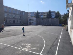 Terenurile de sport de la trei licee din Pitești au fost reabilitate