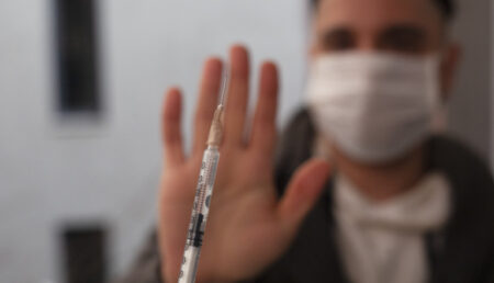 Declarații șocante ale unui preot cu privire la vaccin: „Nu vă grăbiți să vă vaccinați! Vaccinurile sunt expirate”