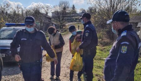 Video – Jandarmii argeșeni au donat alimente unei familii din Rătești