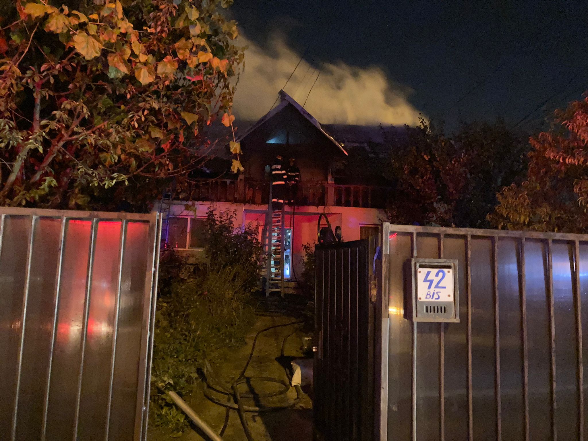 Incendiu la o casă cu etaj în Ștefănești