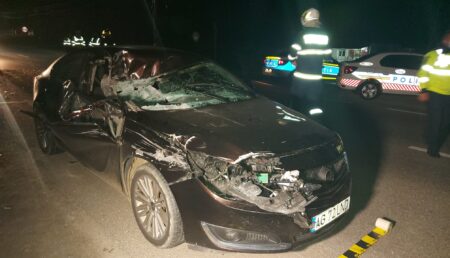 Accident cu victime în Argeș: Mașină făcută praf după ce a intrat într-o dubă cu lemne