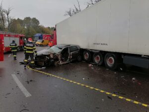 Argeş: Accident grav pe DN 7. Doi bărbaţi au fost scoşi de pompieri dintre fiarele contorsionate