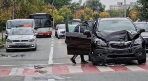 Video – Accident pe Frații Golești. Două mașini avariate după ce s-au ciocnit