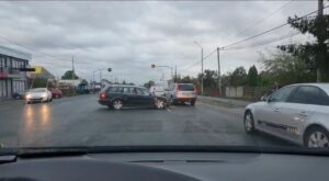 Accident pe șoseaua Câmpulung-Pitești. Impact între o mașină și un microbuz