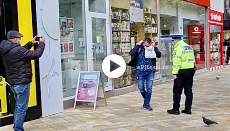 Video: Control al Poliţiei în centrul Piteştiului. Unor cetăţeni, vântul le-a „zburat” masca de pe faţă