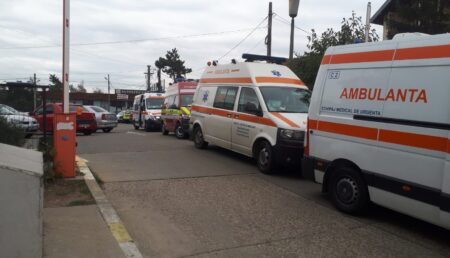 Coadă de ambulanţe cu pacienţi suspecţi în Piteşti