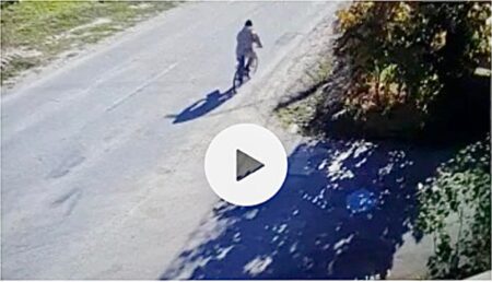 Video – Biciclist beat acroșat de o mașină condusă de o femeie!