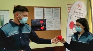 Video – Polițiști, proaspăt căsătoriți, PREZENȚI la apelul M.A.I. de a dona sânge