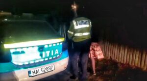 Video – Bătrână de 80 de ani, dată dispărută, găsită de doi polițiști argeșeni