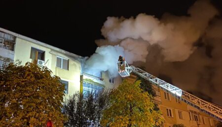 Video – Incendiu violent la un apartament din Pitești. Zeci de persoane evacuate