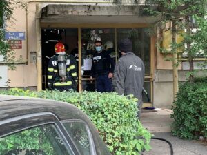 Panică! Incendiu lângă Școala nr. 14 din Pitești. Oamenii s-au evacuat!