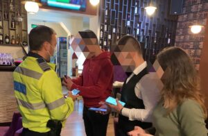 Local din Pitești, depistat de polițiști plin ochi de clienți fără certificat verde