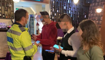 Local din Pitești, depistat de polițiști plin ochi de clienți fără certificat verde