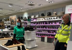 Unele centre comerciale din Argeș nu dau doi bani pe certificatul verde