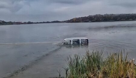 Video – Mașină ajunsă pe fundul lacului, după ce a atins în somn schimbătorul de viteze