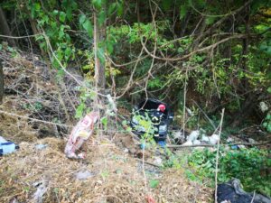 Accident în Argeș. O mamă și copilul ei au intrat cu mașina într-o râpă adâncă