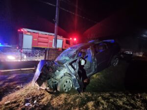 Accident în Argeș. O mașină s-a răsturnat, iar o persoană a ajuns la spital