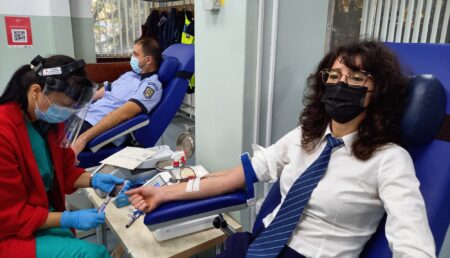 Video – Polițiștii argeșeni au donat sânge și plasmă pentru semenii lor