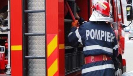 Argeş: Incendiu extins la două case. Proprietar cu atac de panică