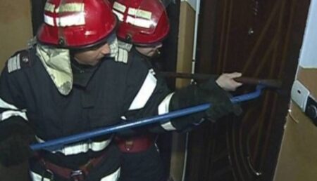Persoană găsită decedată într-o locuință din Călinești. Pompierii au forțat ușa pentru a intra