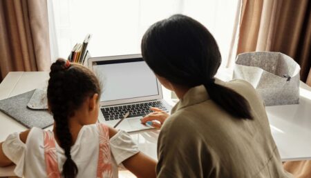 Bani de la stat pentru părinții copiilor care fac ore online