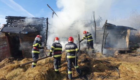 Argeș: Incendiu devastator în urma unor copii care au aprins o lumânare