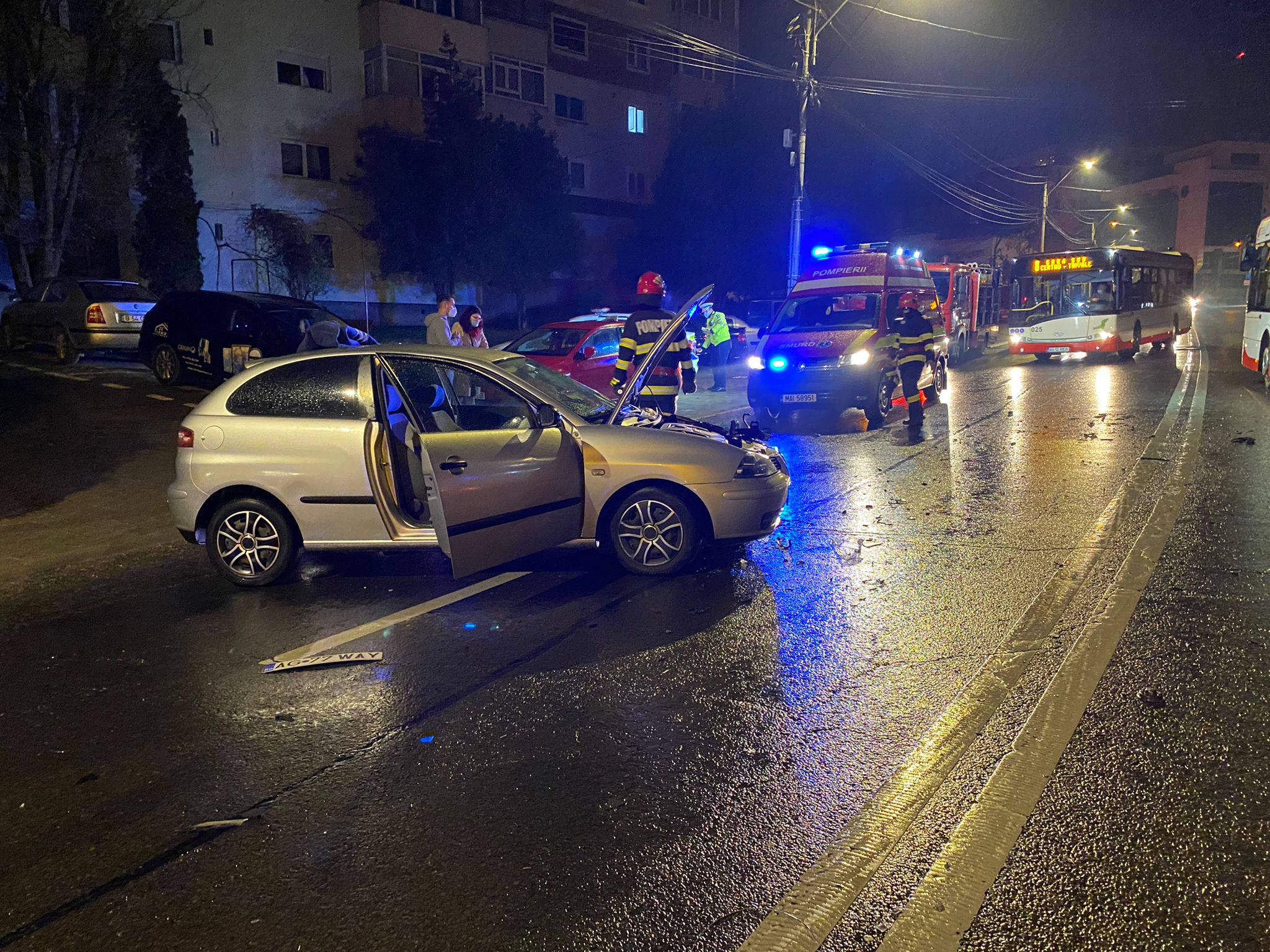 Pitești: Accident pe strada Smeurei, două mașini implicate