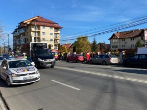 Video – Șoferiță, accident la ieșirea din Pitești