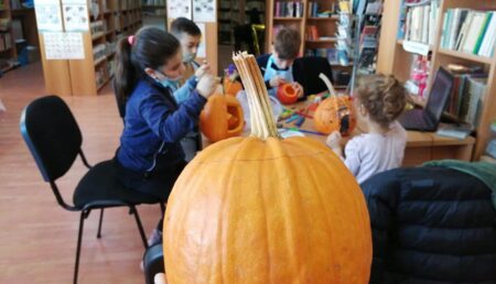 Copiii s-au bucurat de activități creative la biblioteca orășenească Topoloveni