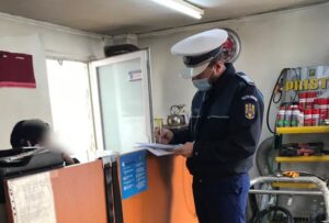 Bar din Argeș deschis în pandemie, clienți fără mască în interior