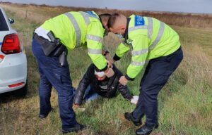 Argeş: Bărbat lovit puternic la cap, scos din şanţ de poliţiştii de la Autostradă