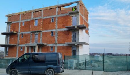 Video – A început demolarea blocului construit ilegal în Pitești